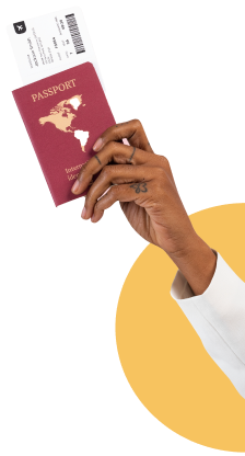 mão segurando passaporte